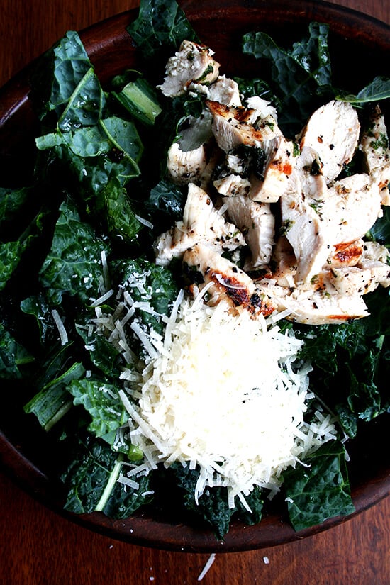 kale caesar with grilled chicken 羽衣甘蓝和烤鸡肉凯撒