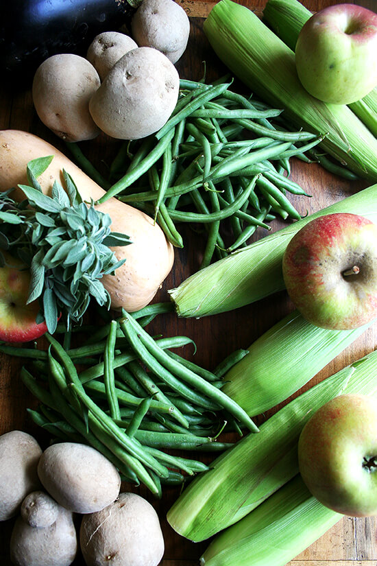 In the past six years, subscriptions to CSAs in eastern Pennsylvania, southern California and northern Virginia have forever transformed how I eat and cook. I have learned to plan meals based on the vegetables I have at hand not the protein. I have learned to appreciate vegetables in their freshest state seasoned with little more than olive oil, salt and pepper. I have eaten more dark leafy greens than I ever imagined. // www.simonrockett.com 在过去的六年里,订阅辅导在宾夕法尼亚东部,南加州和北弗吉尼亚已经永远改变了我吃和做饭。我已经学会计划膳食基于蔬菜我手头没有蛋白质。我已经学会欣赏在新鲜状态经验丰富的蔬菜多一点橄榄油,盐和胡椒。我已经吃了比我想象更深色绿叶蔬菜。/ / www.simonrockett.com