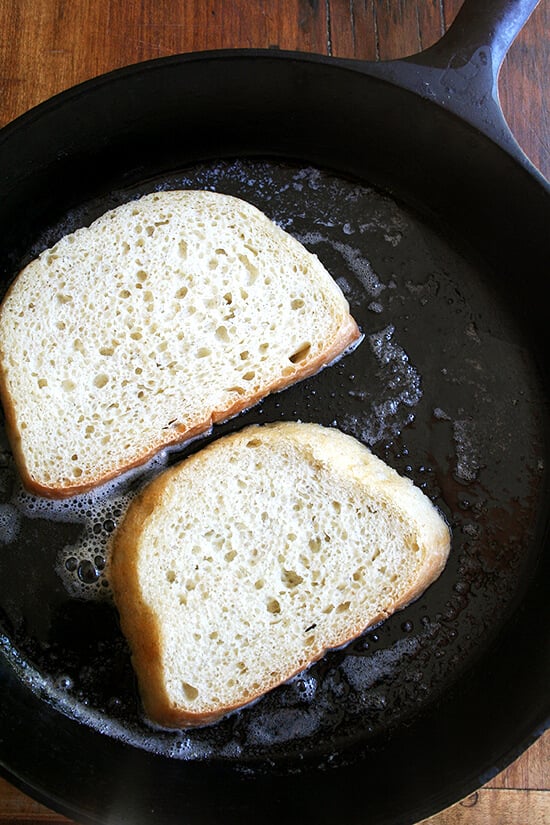 bread toasting in cast iron 面包在铸铁敬酒