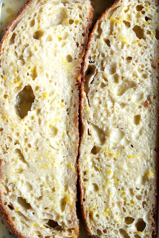 bread soaking with milk, eggs, sugar and lemon zest 面包浸泡在牛奶、鸡蛋、糖和柠檬皮