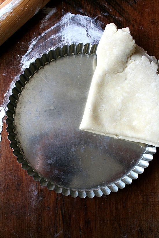 laying dough into tart pan 揉成馅饼盘