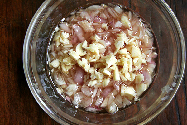 shallots & garlic macerating in vinegar 葱和蒜醋浸软