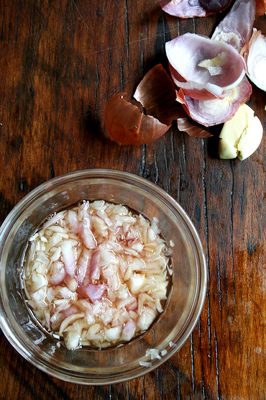 shallots & garlic macerating in vinegar 葱和蒜醋浸软