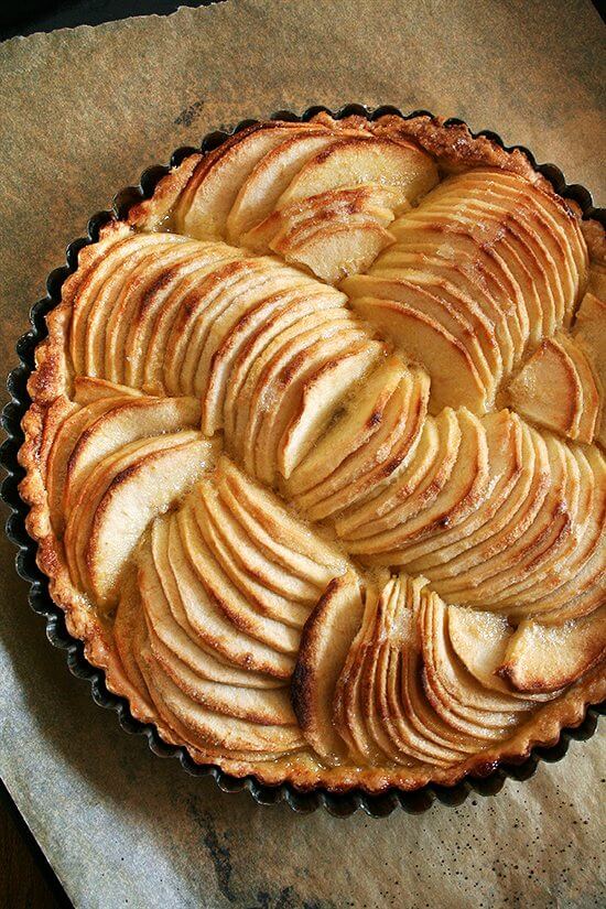 Brimming with fanned apple slices, this French apple tart makes for a beautiful finale to any fall dinner. Peeling and slicing do take a bit of time, but the effort is worth the reward, and results in a most delectable and elegant dessert! // www.simonrockett.com 烤法国苹果挞挞锅。