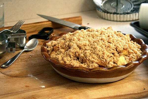 Darcy's apple crumble — so delicious! 达西的苹果崩溃,所以美味!
