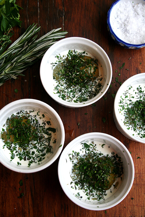 会后,各拿一个鸡蛋,奶油,和香草。