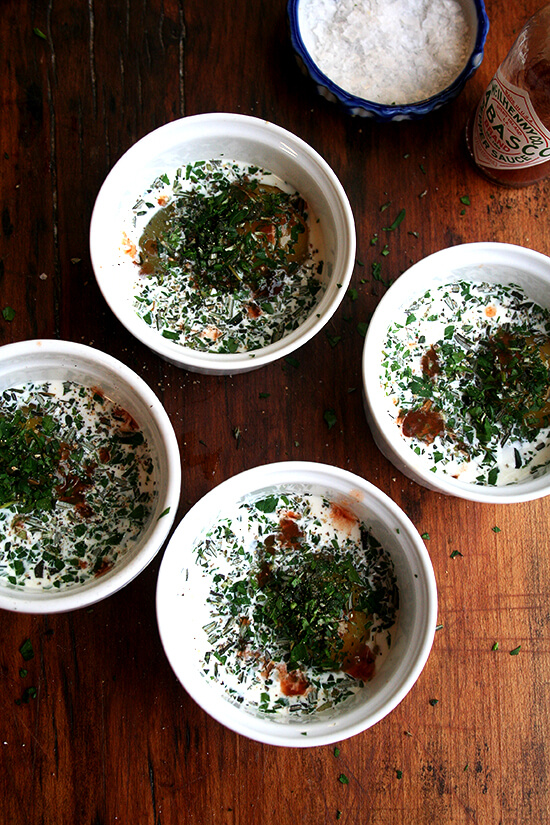 会后,各拿一个鸡蛋,奶油,香草和塔巴斯科辣酱油