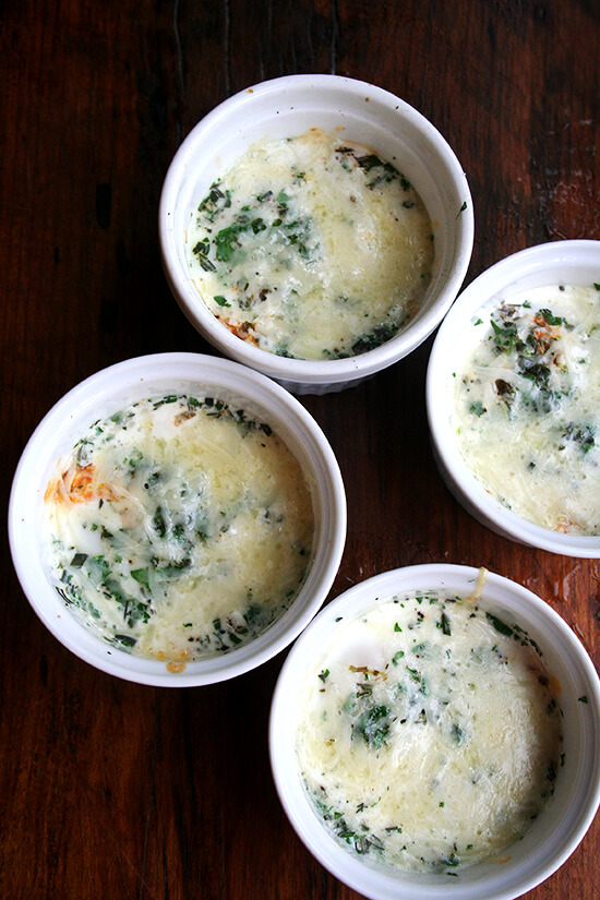 4刚刚烤烘(带褶皱的荷花边)蛋。