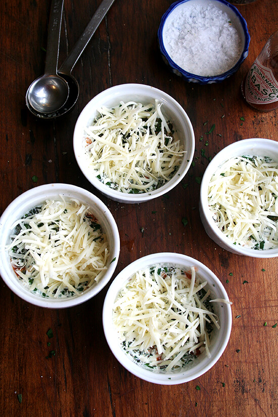 会后4每持有一个鸡蛋、奶酪和草药,准备烤箱。