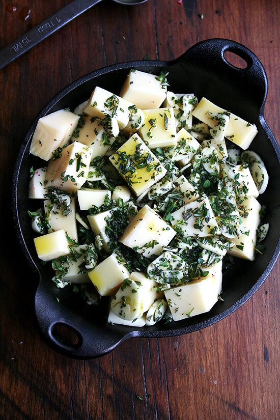 cubed fontina, herbs, olive oil, garlic & salt 立方芳、草药、橄榄油、大蒜和盐在铸铁煎锅。