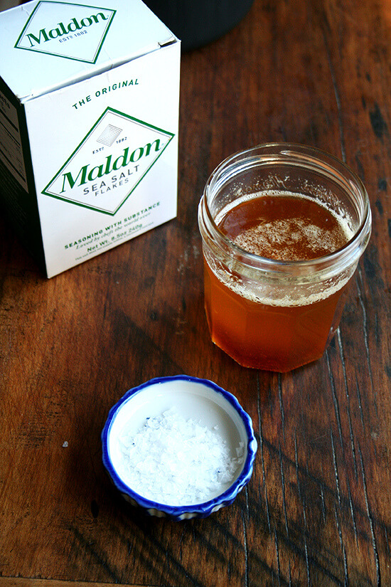 成分与布朗blondies黄油和海盐