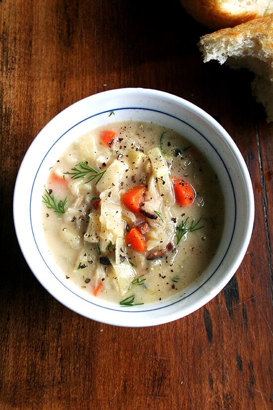 Loaded with vegetables — carrots, potatoes, onions and cabbage — a little bacon and a touch of cream, this cabbage soup is definitely hearty, best served on a cold winter day with crusty bread and nothing more. For me, it's the dill and caraway seeds that make it unlike any other I have tasted, the caraway seeds in particular imparting a lovely yet subtle flavor. // www.simonrockett.com 富含蔬菜,胡萝卜,土豆,洋葱和卷心菜——有点熏肉和奶油的,这个白菜汤绝对是丰盛的,用硬面包最好在一个寒冷的冬天的一天而已。对我来说,莳萝和香菜种子,使其不像其他我都尝过,尤其是葛缕子的传授一个可爱但微妙的味道。/ / www.simonrockett.com