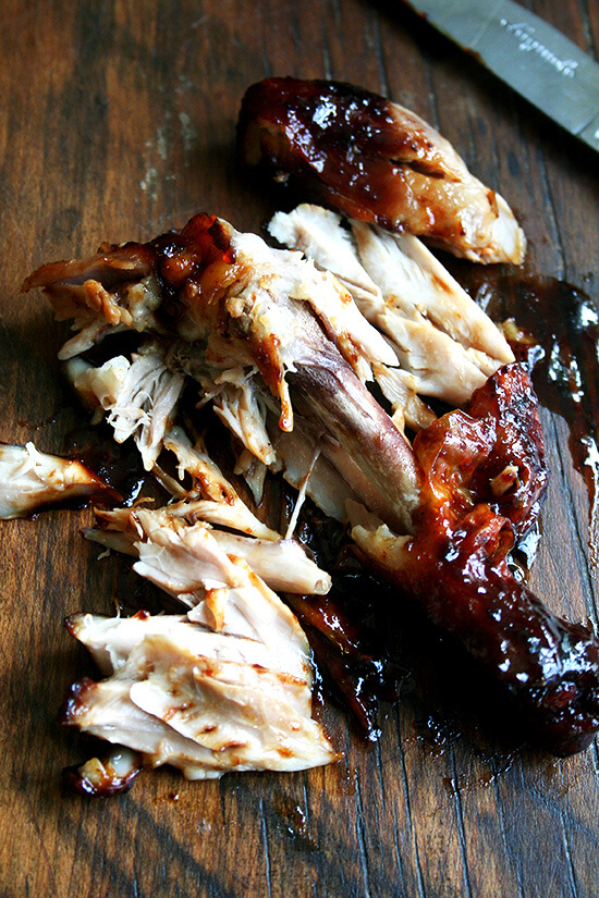 滚烫的蜂蜜酱油鸡腿,肉骨脱落。