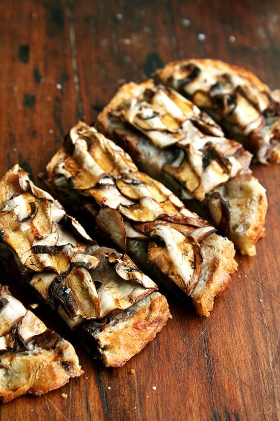 Seasoned with nothing more than a little olive oil and sea salt, these mushroom tartines make the most satisfying lunch, and when sliced into strips, a simple and light hors d'ouevre. A little truffle oil, if you have it, really heightens the deliciousness. // www.simonrockett.com 经验丰富的只是一点橄榄油和海盐,这些蘑菇tartines最令人满意的午餐,切成条状,一个简单的和轻型'ouevre。松露油,如果你真的拥有它,加重了美味。/ / www.simonrockett.com