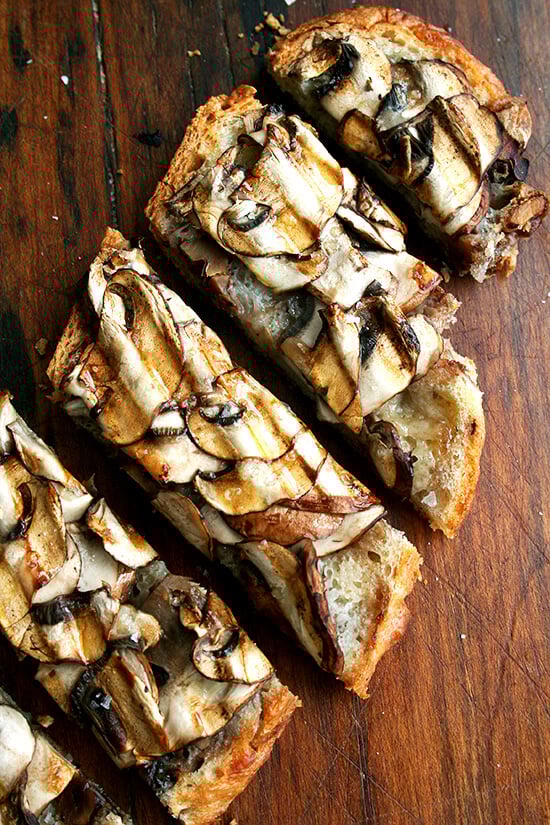 Seasoned with nothing more than a little olive oil and sea salt, these mushroom tartines make the most satisfying lunch, and when sliced into strips, a simple and light hors d'ouevre. A little truffle oil, if you have it, really heightens the deliciousness. // www.simonrockett.com 经验丰富的只是一点橄榄油和海盐,这些蘑菇tartines最令人满意的午餐,切成条状,一个简单的和轻型'ouevre。松露油,如果你真的拥有它,加重了美味。/ / www.simonrockett.com