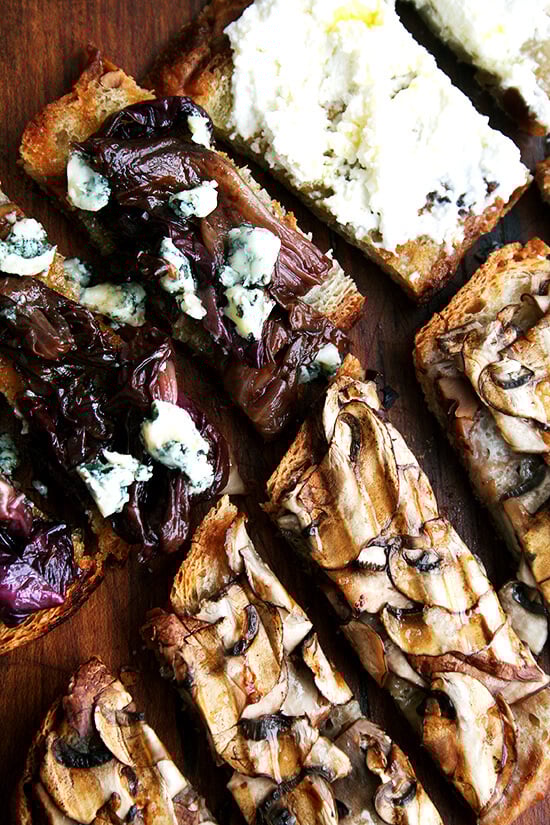 Seasoned with nothing more than a little olive oil and sea salt, these mushroom tartines make the most satisfying lunch, and when sliced into strips, a simple and light hors d'ouevre. A little truffle oil, if you have it, really heightens the deliciousness. // www.simonrockett.com 经验丰富的只是一点橄榄油和海盐,这些蘑菇tartines最令人满意的午餐,切成条状,一个简单的和轻型'ouevre。松露油,如果你真的拥有它,加重了美味。/ / www.simonrockett.com