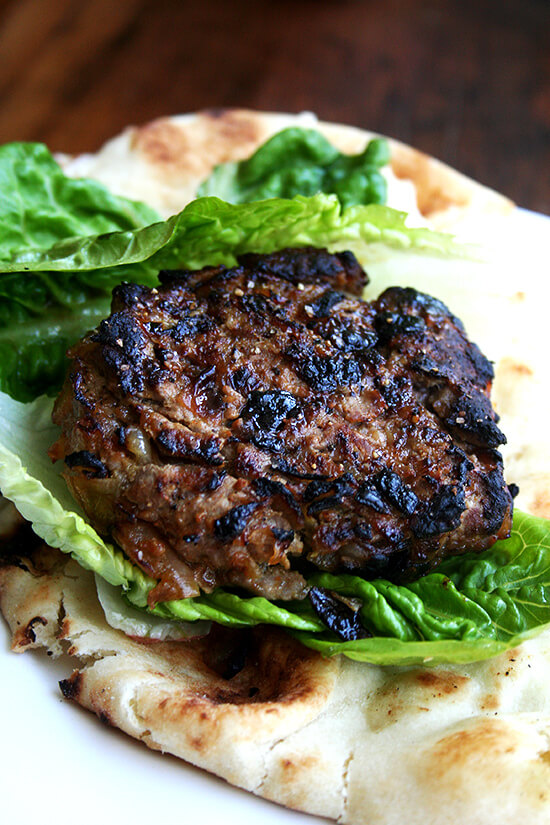 Seasoned with curry powder and cumin as well as caramelized onions and a dollop of chutney mustard, these lamb burgers might just be what you need to re-awaken those palates in this uninspiring in-between-seasons period. Serving the burgers in half pieces of warm naan with some crisp lettuce makes for a nice change from the standard burger bun. Cheese doesn't seem to fit here, but something cool and tangy like Greek yogurt is a must. // www.simonrockett.com 经验丰富的咖喱粉、孜然和焦糖洋葱和酸辣酱芥末的团,这些羊肉汉堡可能只是你需要重新唤醒那些味觉在这平淡的季节之间的时期。服务于汉堡一半的温暖奶奶有些脆莴苣是一个不错的改变从标准汉堡面包。奶酪似乎并不合适,但是很酷和扑鼻的希腊酸奶是必须的。/ / www.simonrockett.com