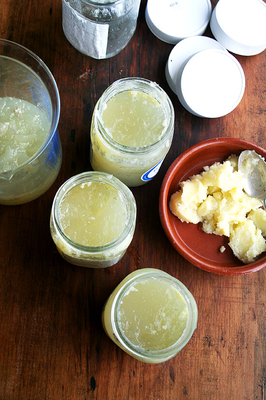 开销的自制鸡汤和一碗脂肪从罐子里刮。