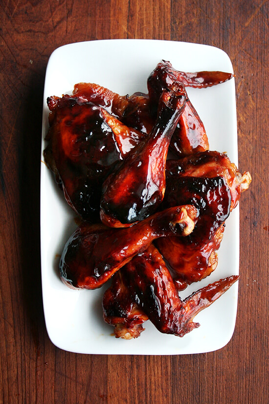 The five-ingredient sauce couldn't be simpler to assemble: chicken stock, soy sauce, sugar, mirin and sake simmer together for 20 minutes or until the sauce has been reduced to a syrupy consistency. This chicken teriyaki sauce relies on that unsubtle salty-sweet dynamic, but it is incredibly tasty and versatile, too. // www.simonrockett.com five-ingredient酱不能简单的组装:鸡汤、酱油、糖、味醂和为了一起炖20分钟或直到酱汁都已经降到了糖浆的一致性。这鸡红烧酱油依赖不灵巧的salty-sweet动态的,但它是非常美味的,多才多艺。/ / www.simonrockett.com