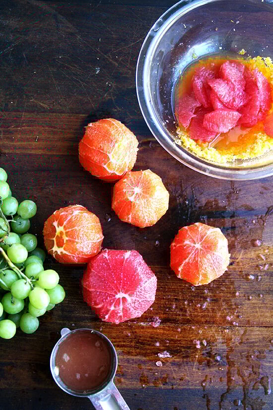 This grape compote mixture of orange, grapefruit and slivered grapes tossed together with citrus sugar and juice is fresh and light and makes an elegant dessert or a nice addition to any breakfast or brunch. And while it's simple in theory to throw together — fruit and sugar are tossed with fresh juice — somehow it takes more time to assemble than you might anticipate. But don't let that deter you. All of the zesting and supreming and slivering are worth every effort. // www.simonrockett.com 这葡萄果盘的橙、葡萄柚和杏仁葡萄扔一起柑橘糖和果汁是新鲜和光线,使一个优雅的甜点或一个不错的除了任何早餐或午餐。虽然在理论上很简单把——水果和糖一起扔新鲜果汁,某种程度上需要更多的时间比你可能预期的组装。但不要让它妨碍你。所有的热情和最高成条值得所有的努力。/ / www.simonrockett.com