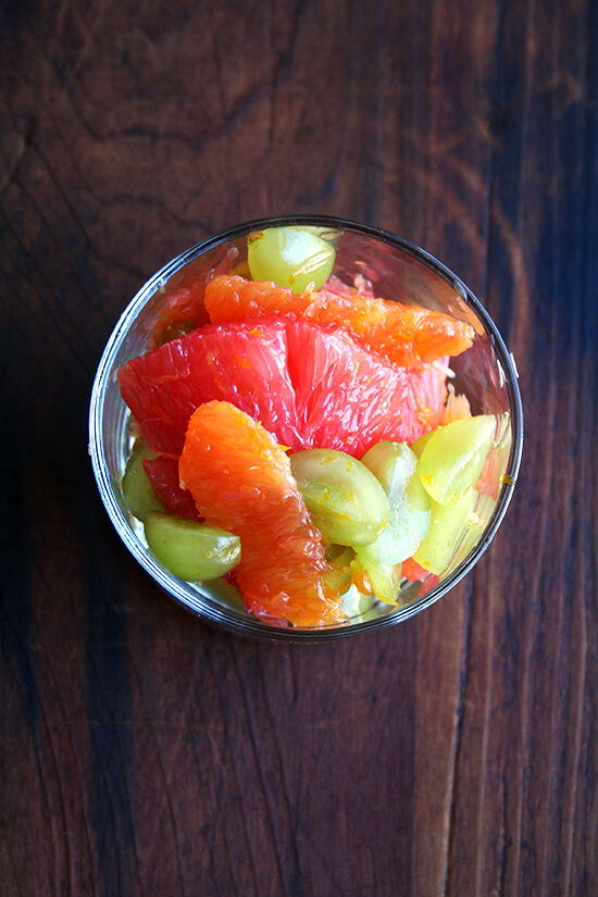 This grape compote mixture of orange, grapefruit and slivered grapes tossed together with citrus sugar and juice is fresh and light and makes an elegant dessert or a nice addition to any breakfast or brunch. And while it's simple in theory to throw together — fruit and sugar are tossed with fresh juice — somehow it takes more time to assemble than you might anticipate. But don't let that deter you. All of the zesting and supreming and slivering are worth every effort. // www.simonrockett.com 这葡萄果盘的橙、葡萄柚和杏仁葡萄扔一起柑橘糖和果汁是新鲜和光线,使一个优雅的甜点或一个不错的除了任何早餐或午餐。虽然在理论上很简单把——水果和糖一起扔新鲜果汁,某种程度上需要更多的时间比你可能预期的组装。但不要让它妨碍你。所有的热情和最高成条值得所有的努力。/ / www.simonrockett.com