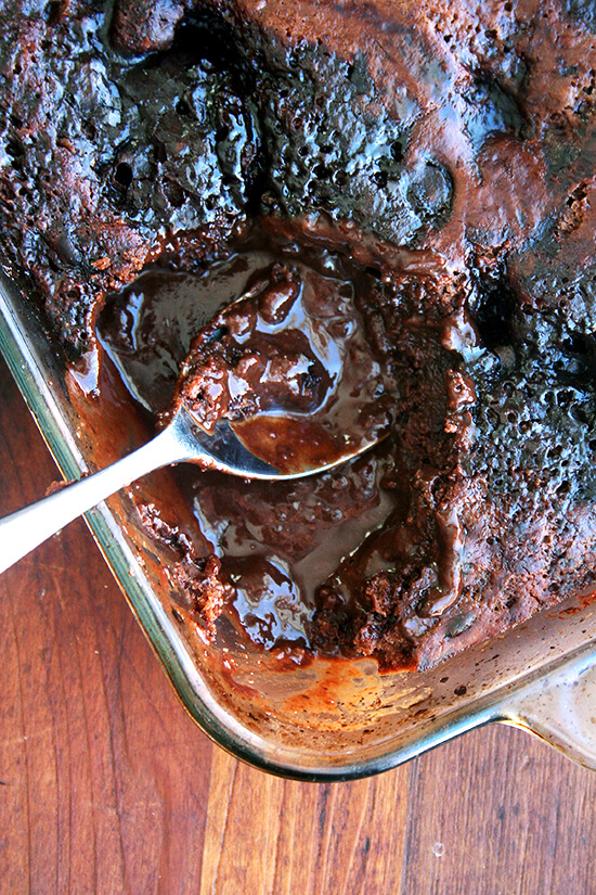 Chocolate Eclipse is a pudding cake that feeds a crowd. In the oven, the pudding layer sinks to the bottom and the cake rises to the top, emerging with a surface dimpled with deep fudgy craters. When inverted into serving bowls, the built-in fudge sauce becomes the topping, and while a scoop of vanilla ice cream would make for an ultimate experience, this pudding cake is utterly delicious on its own. // www.simonrockett.com Eclipse是一个巧克力布丁蛋糕为食的人群。在烤箱,布丁层下沉至底部和蛋糕上升到顶部,新兴与表面带酒窝的深fudgy坑。当倒到碗上,内置的软糖酱成为一流的,虽然一勺香草冰淇淋会让一个终极体验,这完全是美味的布丁蛋糕。/ / www.simonrockett.com