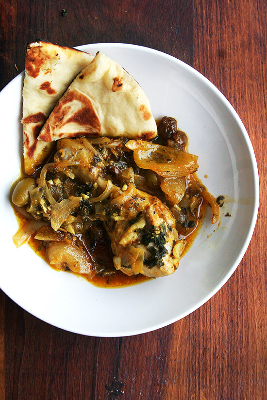 This chicken with preserved lemons and green olives, I can assure you, is plenty flavorful and colorful, too: the various spices in the ras-el-hanout, most likely the turmeric and paprika, imbue the dish with an inviting and appetizing yellow hue throughout. // www.simonrockett.com 这保存柠檬鸡和绿橄榄,我可以向你保证,是很多可口的多彩,:ras-el-hanout各种香料,最有可能姜黄和红辣椒,这道菜灌输一个邀请和开胃的黄色色调。/ / www.simonrockett.com