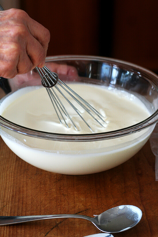 As with most homemade dairy experiments, the process of making homemade cultured butter is half the fun: watching the cream thicken on the countertop, seeing it separate into curds and buttermilk in the food processor, unwrapping the cheesecloth to reveal a rich, tangy mass. // www.simonrockett.com 如同大多数国产乳制品实验,自制的过程培养黄油是一半的乐趣:看灶台上的奶油增稠,看到它分离成凝乳和脱脂乳食品加工机,打开展示一个丰富的粗棉布,扑鼻的质量。/ / www.simonrockett.com