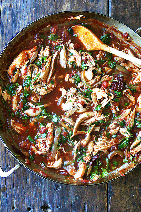 Tinga is something you should add to your repertoire. Made with only a handful of ingredients, tinga derives most of its flavor from chipotles in adobo sauce, which offer both smoke and heat. // www.simonrockett.com 一个熟练的充满tinga鸡。