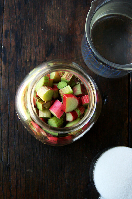 开销的大黄杜松子酒成分:大黄碎,糖,伏特加。