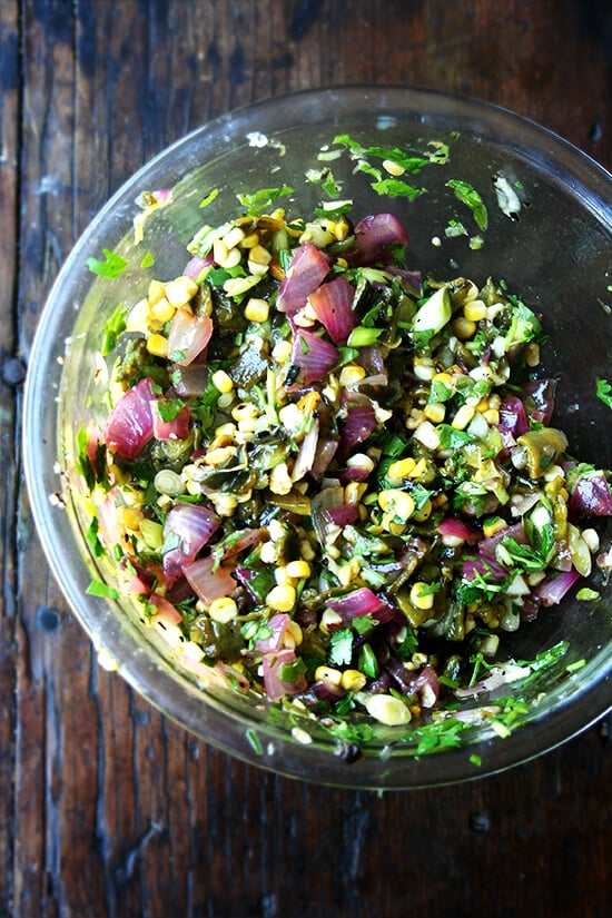 I served this grilled pablanos salsa with grilled, diced New York Strip steak, but skirt, hanger or flank would be really nice, too. And while meat, especially with occasions like Father's Day in mind, feels like a must, with this salsa on the table, I find myself forgetting the meat altogether, loading up tortilla after tortilla with as much salsa as each can bear, piling on diced avocado and dollops of sour cream. Never have tacos disappeared so quickly. // www.simonrockett.com 我为这个烤pablanos莎莎烤,丁纽约地带牛排,但是裙子,吊架或侧面一定很棒。虽然肉类,特别是与父亲节等场合,感觉像是必须的,莎莎在桌子上,我发现自己完全忘记了肉,加载后玉米薄饼和尽可能多的萨尔萨舞每个能承受,堆积在鳄梨和丁的酸奶油。从来没有炸玉米饼消失得如此之快。/ / www.simonrockett.com