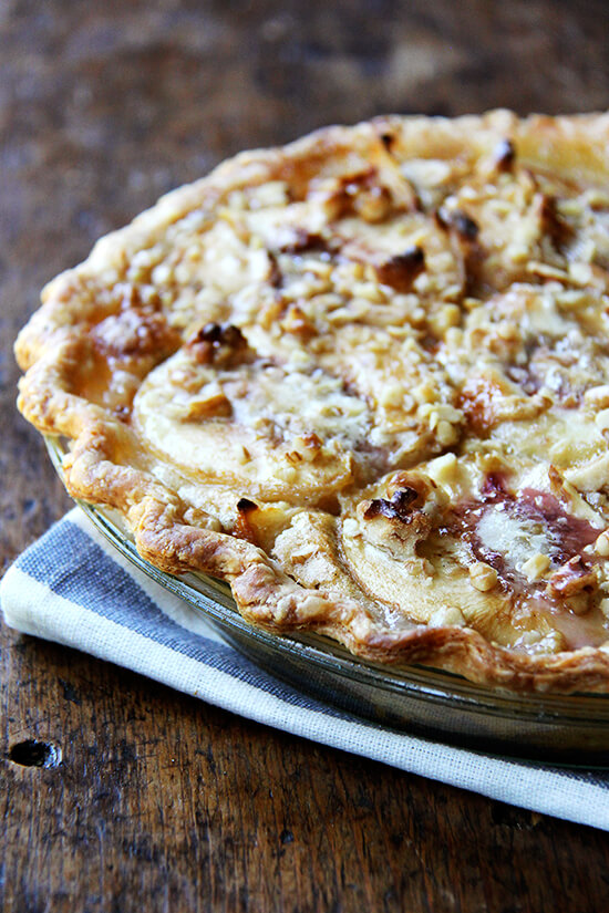 German peach pie, which may or may not be German at all, is like an open-faced pie made with four halved, peeled peaches topped with a butter-sugar-egg mixture and a small sprinkling of nuts. When it bakes, this vanilla custard bubbles around the peach halves, which, after the hour in the oven, become spoon tender and are utterly delicious. Vanilla ice cream is a must as is a crew to help polish off the spoils, though pie for breakfast isn't the worst thought either. // www.simonrockett.com 德国水蜜桃馅饼,这可能是也可能不是德国的,就像一个坦率的馅饼用四个减半,顶部设有一个butter-sugar-egg混合物削桃子和一个小的坚果。烘焙的时候,这个香草奶油泡沫在桃片,,一小时后在烤箱,成为勺子温柔,绝对美味。香草冰淇淋是一个必须是一个船员帮助波兰的战利品,虽然早餐派也不是最坏的思想。/ / www.simonrockett.com