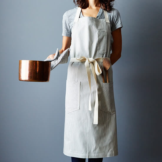 I write today with a few food gift ideas from the beautiful kitchen and home shop, Provisions by Food52. If any of you have visited the Provisions shop you've likely struggled to pull yourself away, to stay focused, to resist buying just a teensy tiny something. From vintage pie servers to letterpress coasters to fluted stoneware tart pans, every item is striking in both form and function, screaming: You need me in your kitchen. Immediately. // www.simonrockett.com 我今天写一些食品礼物从美丽的厨房和家庭商店,由Food52规定。如果你去过商店规定可能难以振作,保持专注,抵制购买只是一个小小的小一些。从复古派服务器凸版印刷杯垫槽炻器馅饼盘,每一项引人注目的在形式和功能,尖叫:你需要我在你的厨房。立即。/ / www.simonrockett.com