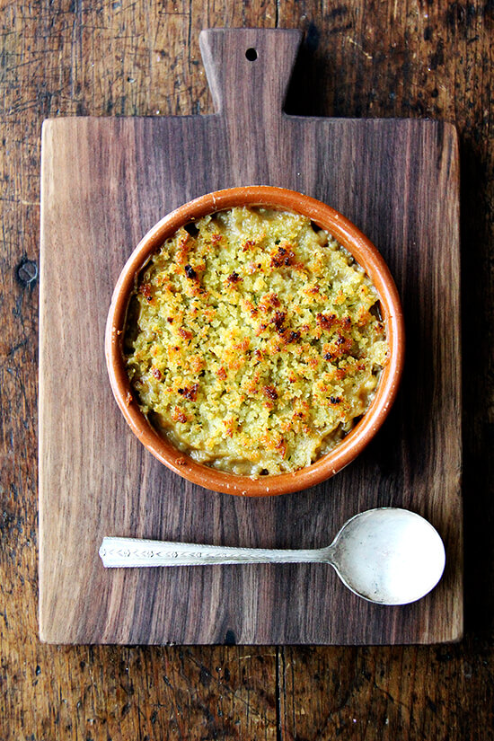 In the span of two weeks, I have managed to deplete a many-years-old supply of dried beans, including flageolets, freeing my pantry of half a dozen half-filled boxes and countless rubber band-bound bags (some holding mere tablespoons of beans). Yes, you guessed it, I have my slow cooker to thank for this small but very satisfying feat. // www.simonrockett.com 在两周内,我已经设法耗尽多岁的干豆供应,包括六孔竖笛,释放我的储藏室半打装盒和无数的橡胶band-bound袋(一些仅仅持有勺bean)。是的,你猜对了,我要感谢我的慢炖锅来这个小但非常令人满意的壮举。/ / www.simonrockett.com