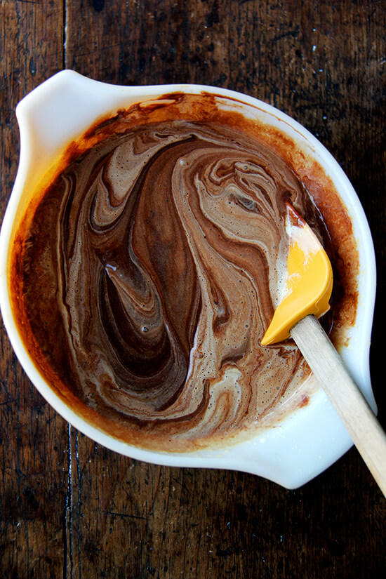 融化的巧克力和蛋黄混合搅拌在一起