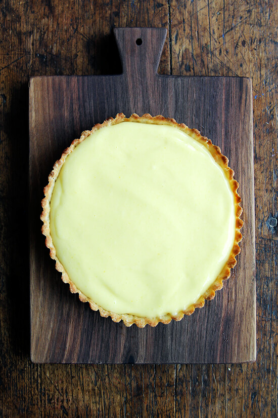 What to do with a case full of Meyer lemons in March? How about a delicious lemon tart made with lemon cream in a tart shell? Yum. // www.simonrockett.com 如何处理案件充满了梅尔柠檬3月吗?如何一个美味的柠檬挞用柠檬奶油蛋挞壳?百胜。/ / www.simonrockett.com