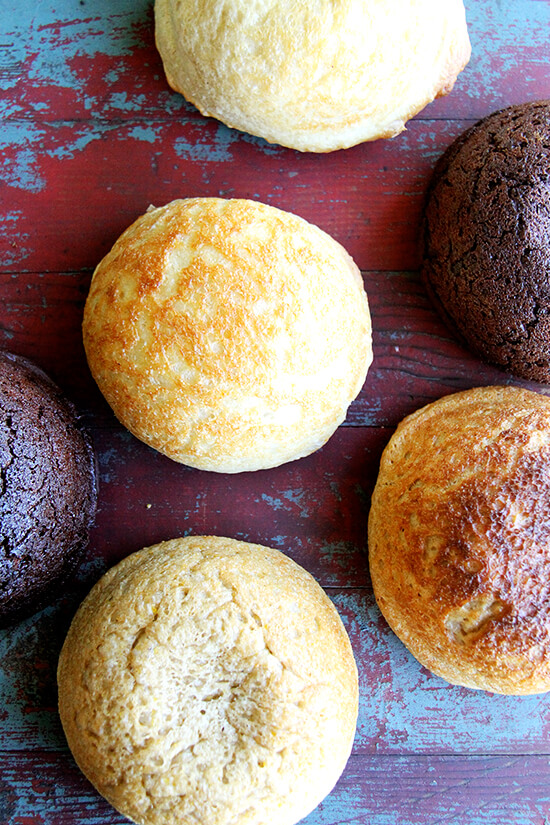 Friends, I'm so excited to share some news - I'm writing a cookbook! The book will include the master peasant bread recipe with variations — dark chocolate with coffee, whole wheat with cornmeal, lavender honey, to name a few — as well as recipes for using the fresh and days-old bread — sandwiches, toasts, panini, stratas, bread pudding, etc. — right down to the crumb. // www.simonrockett.com 朋友,我很高兴分享一些新闻——我写了一本食谱!这本书将包括主农民面包配方变化——黑巧克力与咖啡、全麦麦片,薰衣草蜜,等等——以及使用新鲜和几天大的面包食谱——三明治、面包、帕尼尼,引,面包布丁等。正确的碎屑。bob公司/ / www.simonrockett.com