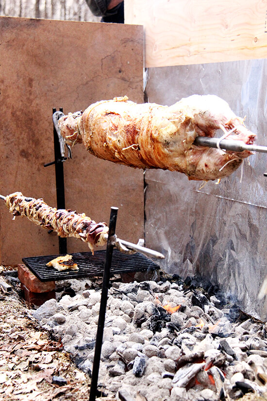 Ever wonder how to put together a Greek Easter? Here's my recap of dying eggs for the tsougrisma, rinsing and soaking intestines for the kokoretsi, and preparing the spit for the lamb we would be roasting over the weekend. // www.simonrockett.com 想知道如何整合一个希腊复活节吗?这是我回顾tsougrisma死亡的鸡蛋,冲洗和浸泡kokoretsi肠子,准备吐周末我们将烤的羊肉。/ / www.simonrockett.com
