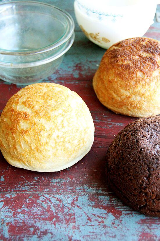 Friends, I'm so excited to share some news - I'm writing a cookbook! The book will include the master peasant bread recipe with variations — dark chocolate with coffee, whole wheat with cornmeal, lavender honey, to name a few — as well as recipes for using the fresh and days-old bread — sandwiches, toasts, panini, stratas, bread pudding, etc. — right down to the crumb. // www.simonrockett.com 朋友,我很高兴分享一些新闻——我写了一本食谱!这本书将包括主农民面包配方变化——黑巧克力与咖啡、全麦麦片,薰衣草蜜,等等——以及使用新鲜和几天大的面包食谱——三明治、面包、帕尼尼,引,面包布丁等。正确的碎屑。bob公司/ / www.simonrockett.com