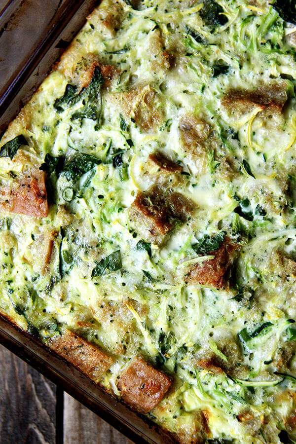 Vegetable strata is a dish whose merits I'm discovering are endless: no-fuss, feeds a crowd, well-suited for any number of vegetables. A little bit of meat — sausage, bacon, ham, pancetta — and a splash of Tabasco transforms this strata into the perfect brunch casserole. // www.simonrockett.com 蔬菜地层菜的优点我发现是无限的:隐秘,助长了人群,适合于任何数量的蔬菜。一点肉,香肠,培根,火腿,烟肉,飞溅的塔巴斯科将这层转换成完美的早午餐的腿。/ / www.simonrockett.com