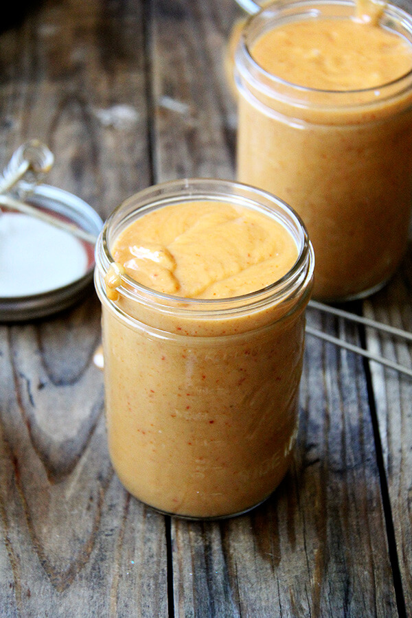 I love this peanut sauce, one I have made a number of times over the years, for its versatility: for chicken satay, lettuce wraps, and fresh spring rolls. It, along with copious amounts of Thai basil, even transforms tofu. // www.simonrockett.com 我爱这个花生酱,我已经多次在过去的几年里,它的多功能性:鸡肉沙爹,生菜包裹,和新鲜的春卷。,随着大量的泰国罗勒,甚至将豆腐。/ / www.simonrockett.com
