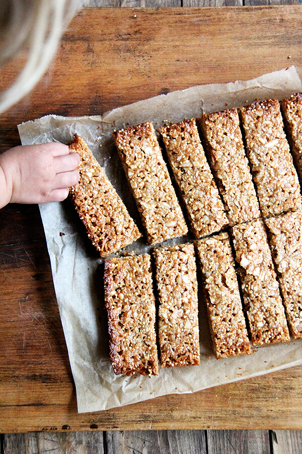 In these granola bars, I use oats, coconut, almonds and millet for the dry ingredients, the same makeup as the granola. For the glue, I use coconut oil or butter, maple syrup, brown rice syrup and almond butter. They hold their shape at room temperature and have thus become a lunch box staple. // www.simonrockett.com 在这些格兰诺拉燕麦卷,我用燕麦,椰子,杏仁和小米的干成分,相同的化妆麦片。胶水,我使用椰子油或黄油,枫糖浆,糙米糖浆和杏仁黄油。他们在室温下保持其形状,因此成为一个午餐盒订书钉。/ / www.simonrockett.com