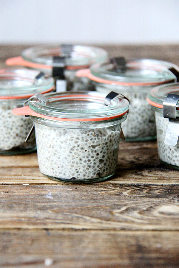 This vegan chia pudding, made with cashew milk, maple syrup, and vanilla, tastes as delicious as when made with whole milk. // www.simonrockett.com 这个素食chia布丁,用腰果牛奶、枫糖浆,和香草口味,美味时用全脂牛奶。/ / www.simonrockett.com
