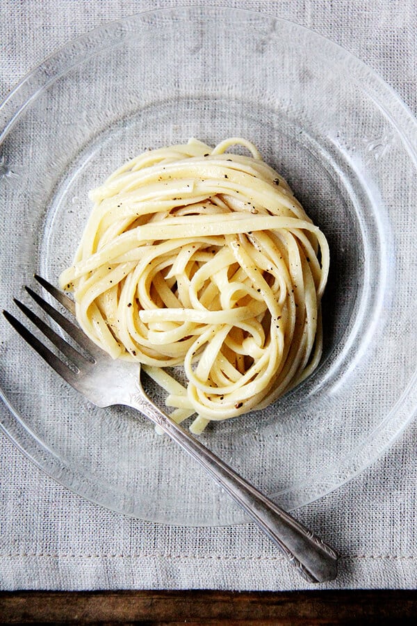 Cacio e pepe, a classic Italian dish, relies on starchy pasta cooking water to form a creamy emulsion with butter and cheese, often Parmigiano Reggiano and Pecorino Romano, and it couldn't be more delicious or simple. I like simple. // www.simonrockett.com Cacio e佩佩,一个经典的意大利菜,煮意粉依赖淀粉水形成奶油乳液与黄油和奶酪,通常实情和佩科里诺干酪,它不能更美味的或简单。我喜欢简单。/ / www.simonrockett.com