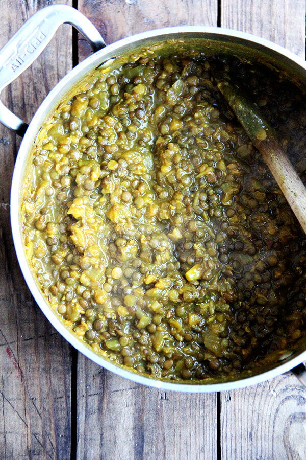 This two-lentil dal is delicious and couldn't be simpler to throw together: sweat an onion, add spices (cumin, coriander fennel, turmeric and crushed red pepper flakes) and lentils, cover with water, simmer until done. The result, a happy mix of creamy and chunky, like a partially puréed soup, will be very welcomed at the table. // www.simonrockett.com 这个two-lentil dal美味,不能简单的扔在一起:汗水洋葱,添加香料(孜然、香菜茴香、姜黄和碎红辣椒粉)和扁豆,加满水,煮熟。结果,一个快乐的混合奶油,身材矮胖,像一个部分及浓汤等几种类型,将非常欢迎。/ / www.simonrockett.com