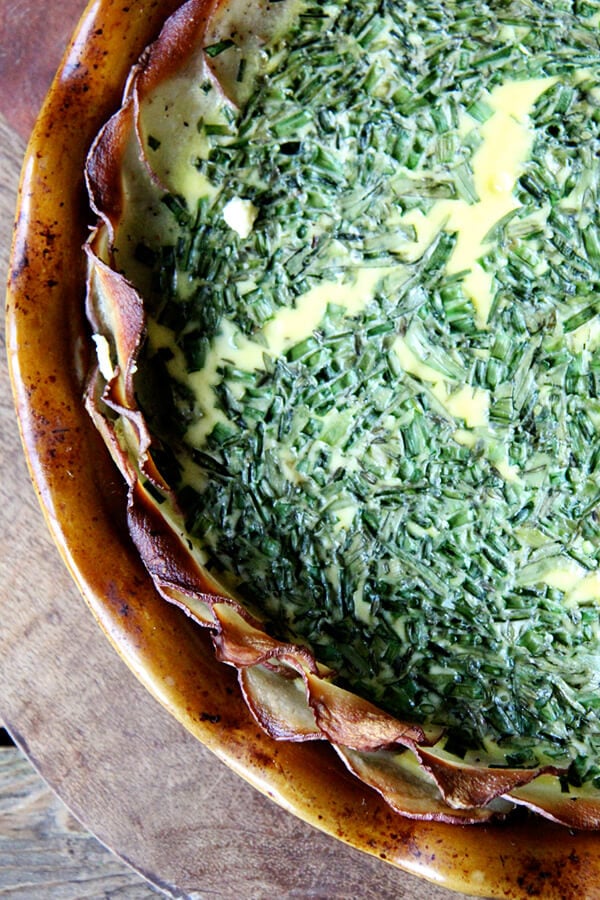In any incarnation — made in its entirety with a flaky, buttery pastry shell or without a crust altogether and loaded with kale — the Tartine quiche is a treat. But this latest variation, which is just slightly more work than its crustless predecessor, may be my favorite yet. The potato crust is so tasty, so pretty, and, if you own a mandoline, easy to assemble, too. // www.simonrockett.com 在任何化身——全部片状,奶油糕点壳或者干脆没有地壳和装载甘蓝——Tartine乳蛋饼是一种治疗。但这最新的变化,也就是稍微比无外壳的前任工作,可能是我最喜欢的。土豆皮是很好吃,所以漂亮,,如果你拥有一个曼陀琳琴,也容易组装。/ / www.simonrockett.com
