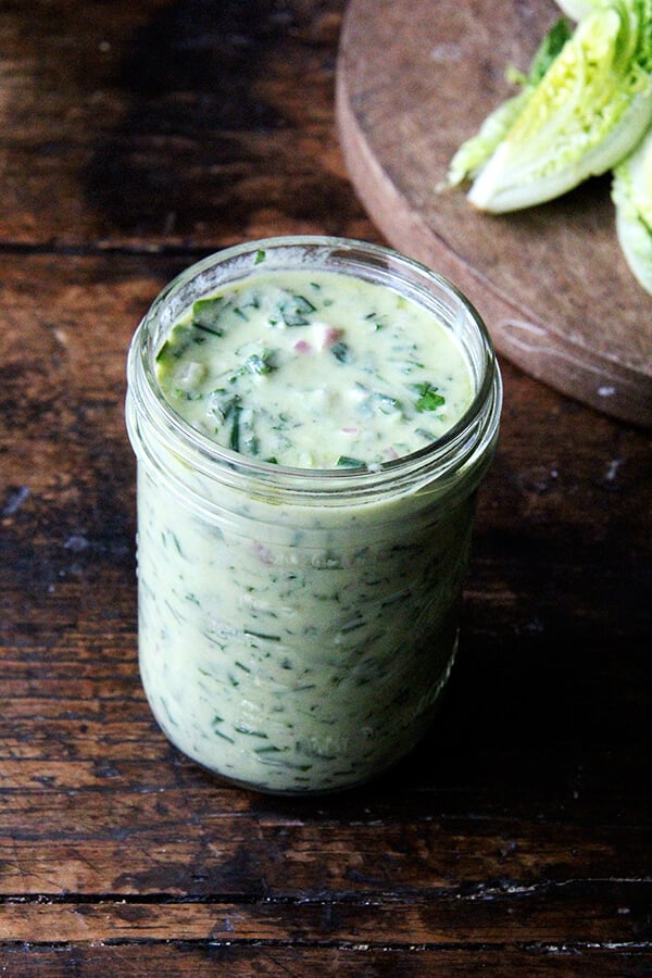 This green goddess dressing defies convention, omitting mayonnaise and sour cream in favor of olive oil and heavy cream (just a little). Many herbs can be used, but I love it when the predominant flavor is tarragon. // www.simonrockett.com 这个绿色女神穿着不合惯例,省略蛋黄酱和酸奶油,橄榄油和奶油(一点点)。许多草药可以使用,但是我爱它当主要风味龙蒿。/ / www.simonrockett.com
