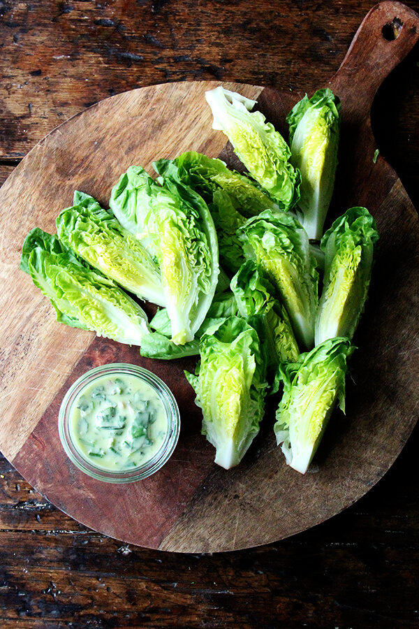 This green goddess dressing defies convention, omitting mayonnaise and sour cream in favor of olive oil and heavy cream (just a little). Many herbs can be used, but I love it when the predominant flavor is tarragon. // www.simonrockett.com 这个绿色女神穿着不合惯例,省略蛋黄酱和酸奶油,橄榄油和奶油(一点点)。许多草药可以使用,但是我爱它当主要风味龙蒿。/ / www.simonrockett.com