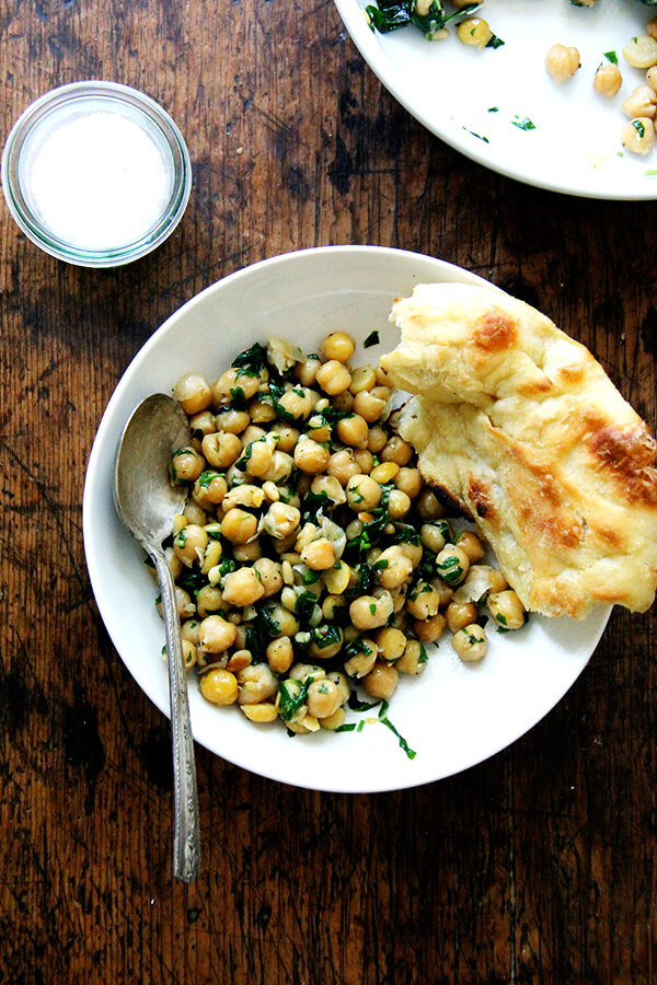This recipe for chickpea saute with basil and pine nuts is inspired by the beautiful basil that has been arriving in our CSA: sweat garlic in extra-virgin olive oil, add cooked chickpeas, toasted pine nuts, and lots of salt, pepper, and chopped basil; sauté briefly; and serve immediately. Last Friday evening, a few friends came over for dinner, and we ate these chickpeas with grilled whole Branzino, focaccia, and a simple salad — it was a nice summer meal. // www.simonrockett.com 这个食谱与罗勒和鹰嘴豆炒松子的灵感来源于美丽的罗勒已经抵达我们的CSA:汗水在初榨橄榄油,大蒜添加煮熟的鹰嘴豆,烤松子,和大量的盐,胡椒粉,和罗勒碎;炒短暂;,即可食用。上周五晚上,几个朋友过来吃晚饭,我们吃这些鹰嘴豆烤全Branzino,佛卡夏,一个简单的沙拉——这是一个很好的夏天。/ / www.simonrockett.com