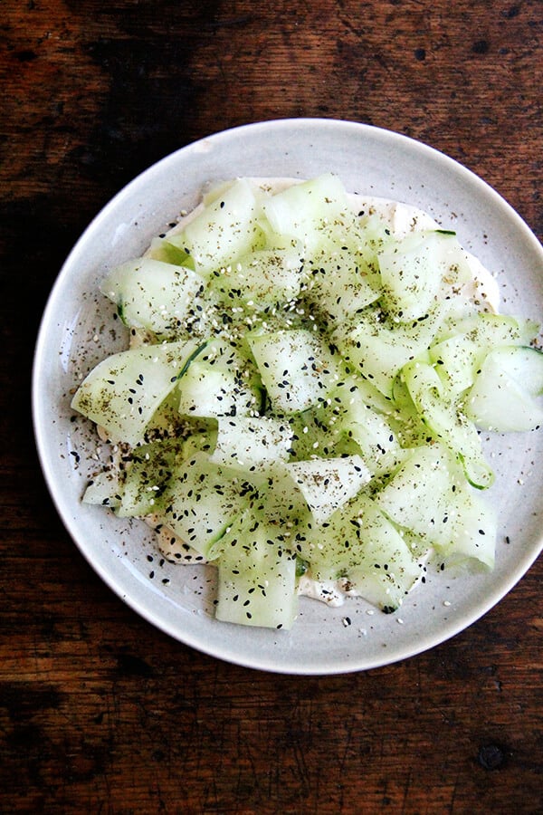 This cucumber salad with tahini-yogurt sauce essentially is a no-cook meal, a refreshing salad to make good use of those cool summer cucs, which might just be arriving in droves. I serve it along side broiled slices of ciabatta. Yum. // www.simonrockett.com 不用煮猪粮的tahini-yogurt黄瓜沙拉酱本质上是一个吃饭,一个令人耳目一新的沙拉充分利用那些凉爽的夏季cuc的,这可能是成群结队地到达。我把它烤片ciabatta旁边。百胜。/ / www.simonrockett.com